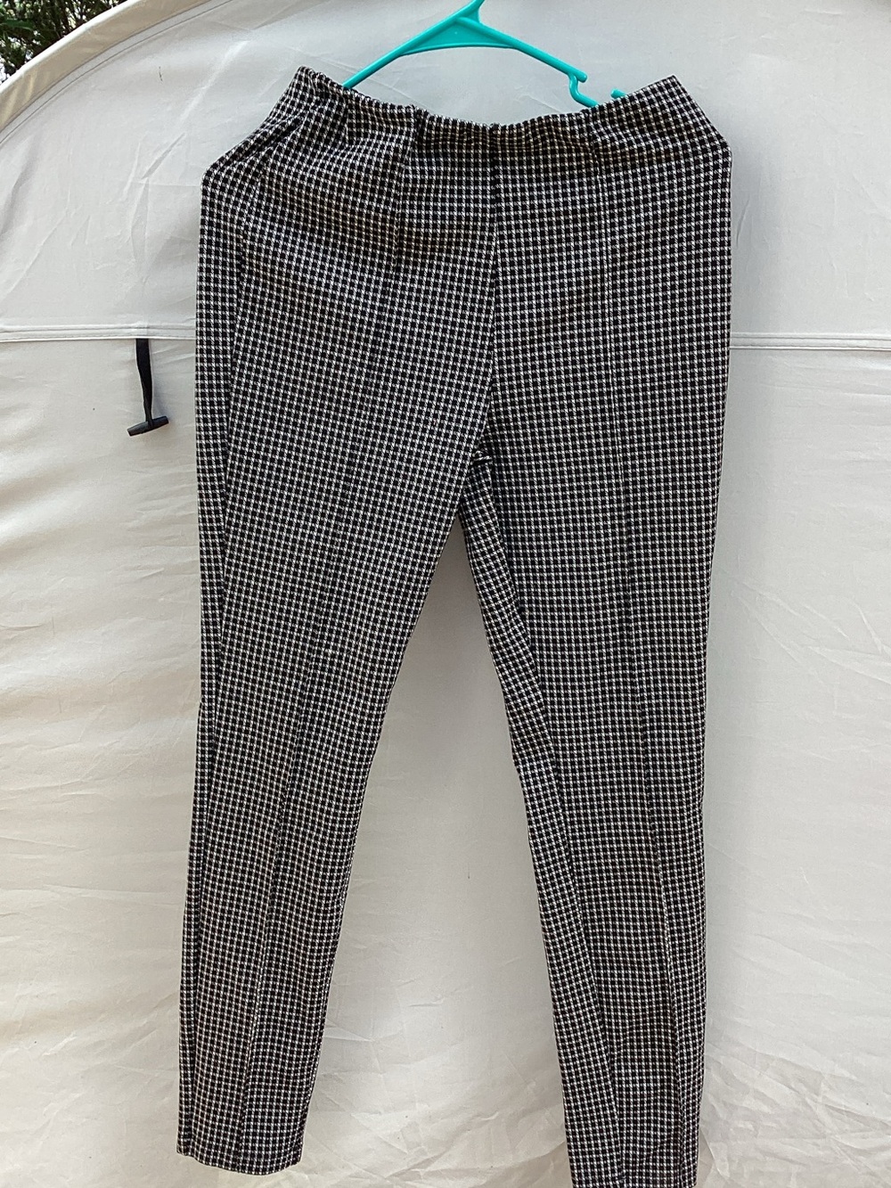 Tahari Black & White Houndstooth Slim Leggings